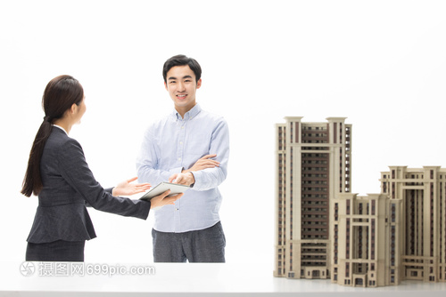 魅力與專業(yè)并存 美女房產(chǎn)經(jīng)紀的樓盤介紹