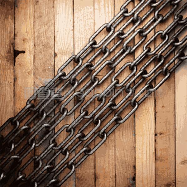 金屬鏈條 工業美學與自然紋理的交融